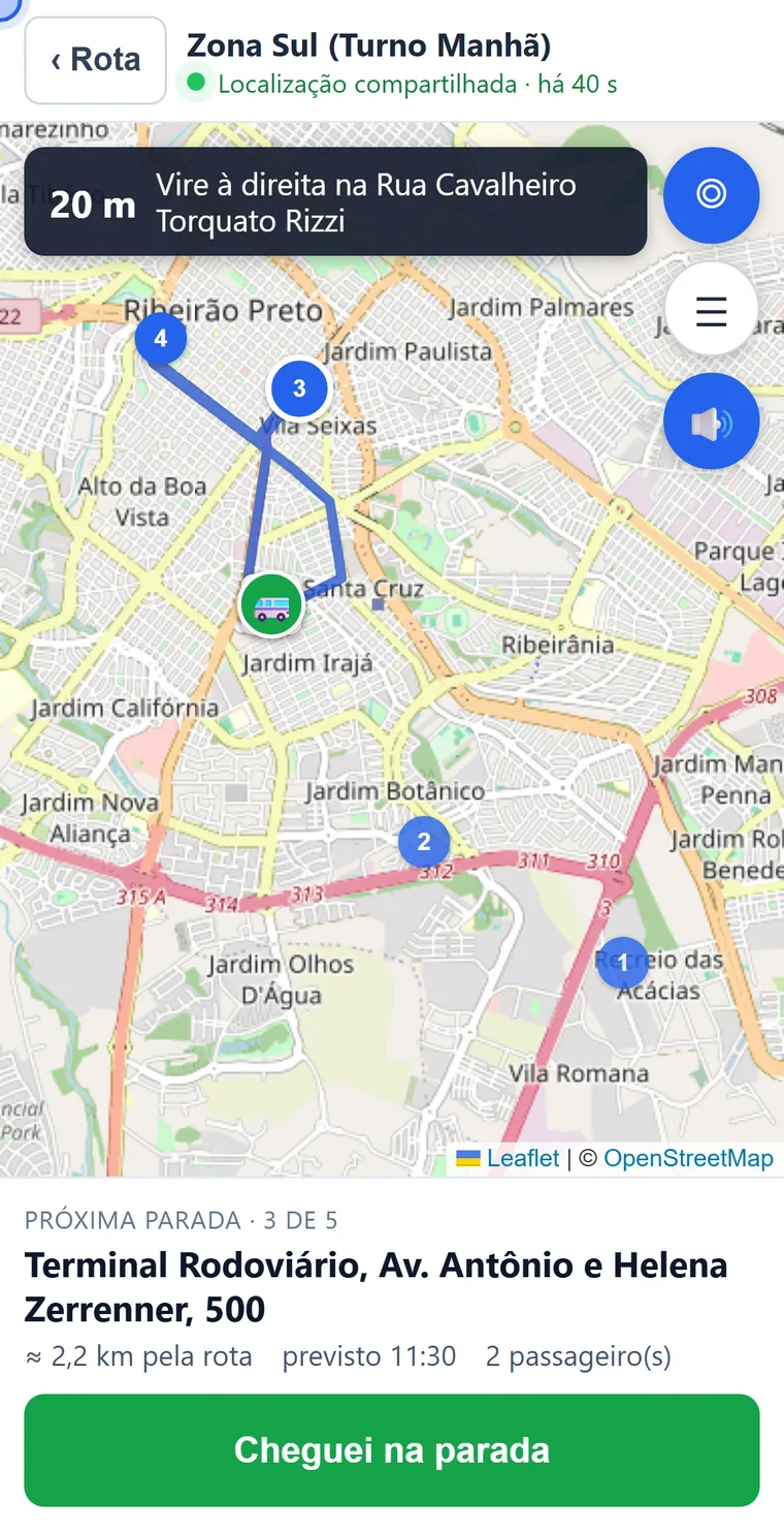 Modo de condução do app do motorista: o mapa ocupa a tela inteira com o trajeto e o veículo, uma faixa anuncia a manobra a 20 metros, e embaixo ficam a próxima parada, a distância pela rua, o horário previsto e o botão Cheguei na parada.