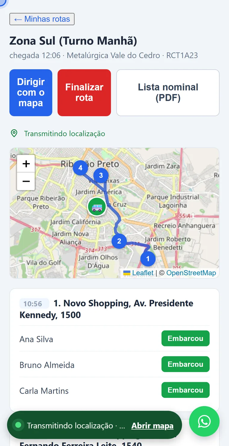 Tela do app do motorista numa rota de passageiros (Zona Sul): o mapa com o veículo e o trajeto entre as paradas numeradas, o aviso de localização sendo transmitida e a lista de paradas, cada passageiro com o botão Embarcou.